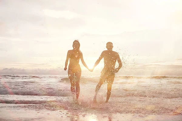 Счастливая Пара Любви Бегущая Вдоль Пляжа Здоровый Отдых Спортивная Активность — стоковое фото