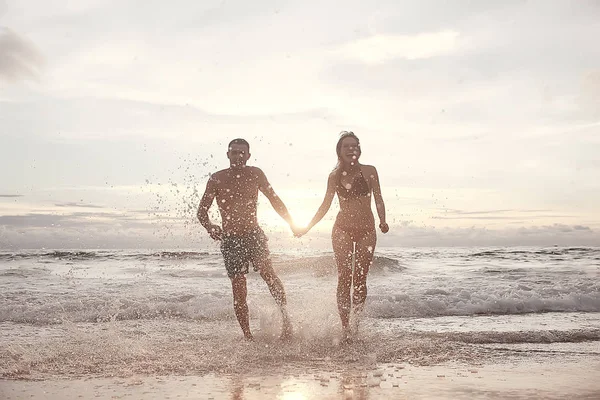 Silhuetas Jovens Amantes Felizes Praia Areia Vista Pôr Sol Lua — Fotografia de Stock