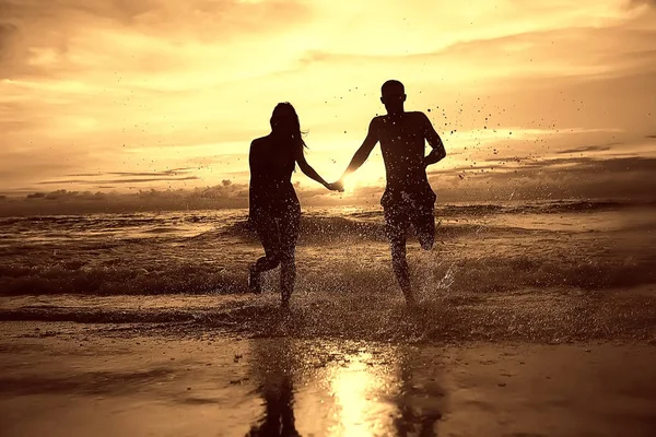 Miłość Szczęśliwa Para Biegnącej Wzdłuż Plaży Zdrowego Wypoczynku Działalność Sportowa — Zdjęcie stockowe
