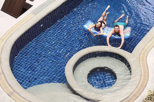 Happy Couple Having Fun Summer Pool Hotel — Stock Photo, Image