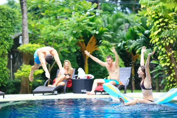 Amigos Felizes Divertindo Piscina Verão Hotel — Fotografia de Stock