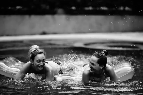 Amigos Felizes Divertindo Piscina Verão Hotel — Fotografia de Stock