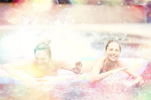 Amigos Felizes Divertindo Piscina Verão Hotel — Fotografia de Stock