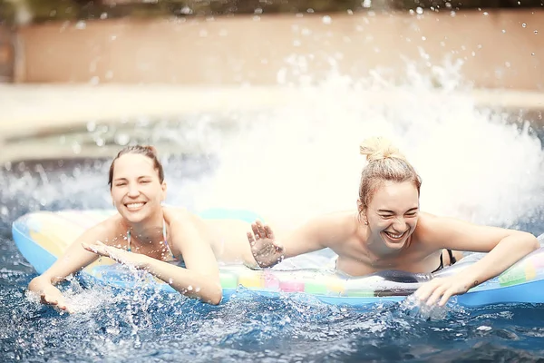 Duas Jovens Mulheres Felizes Divertindo Piscina Férias Verão Hotel — Fotografia de Stock