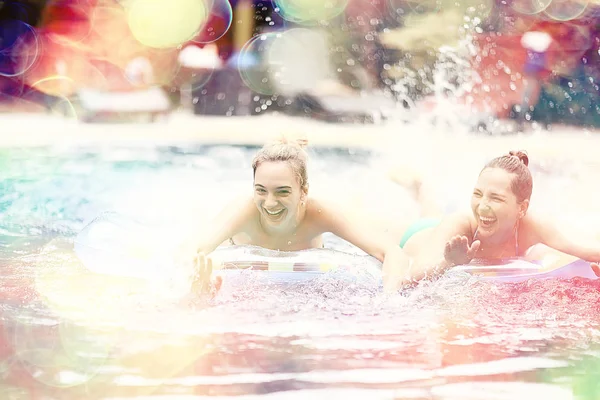 Amigos Felizes Divertindo Piscina Verão Hotel — Fotografia de Stock