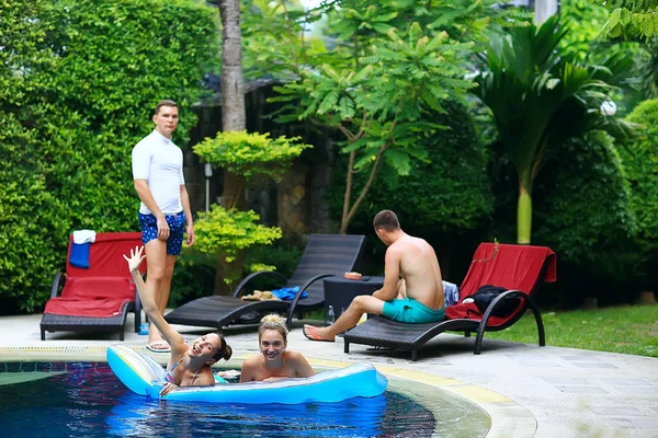 Amigos Felizes Divertindo Piscina Verão Hotel — Fotografia de Stock