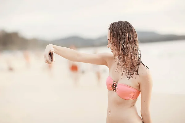 Szczęśliwa Młoda Kobieta Ocean Beach Tajlandia Koncepcja Lato Wakacje — Zdjęcie stockowe