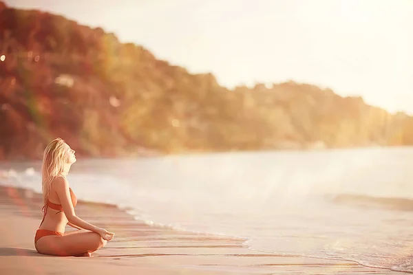 Meditation Und Yoga Strand Junge Frau Macht Yoga Meeresufer — Stockfoto