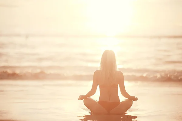 Meditación Yoga Playa Mujer Joven Haciendo Yoga Orilla Del Mar —  Fotos de Stock