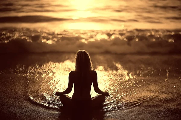 Medytacji Jogi Plaży Młoda Kobieta Robi Joga Brzegu Morza — Zdjęcie stockowe