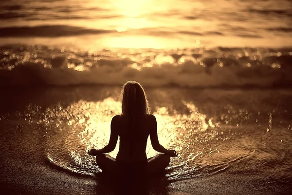 Meditación Yoga Playa Mujer Joven Haciendo Yoga Orilla Del Mar —  Fotos de Stock