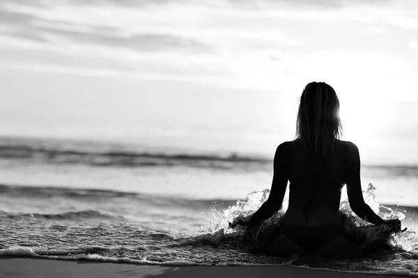 Meditation Och Yoga Stranden Ung Kvinna Gör Yoga Vid Havet — Stockfoto