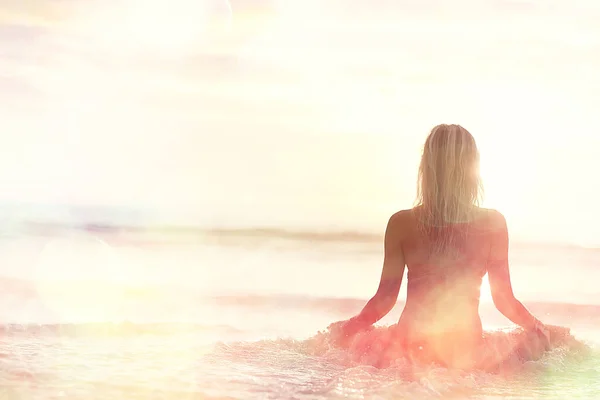 Meditazione Yoga Sulla Spiaggia Giovane Donna Che Yoga Sulla Riva — Foto Stock