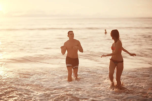 Εραστές Αμμώδη Παραλία Νεαρός Άντρας Και Γυναίκα Χαλαρώνοντας Στη Θάλασσα — Φωτογραφία Αρχείου