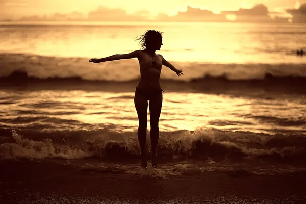 Szczęśliwa Młoda Kobieta Jest Dobra Zabawa Skoki Plaży Koncepcja Wolności — Zdjęcie stockowe