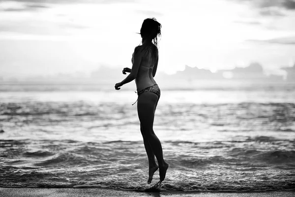 Feliz Joven Mujer Divierte Saltando Playa Concepto Libertad Vacaciones Verano —  Fotos de Stock