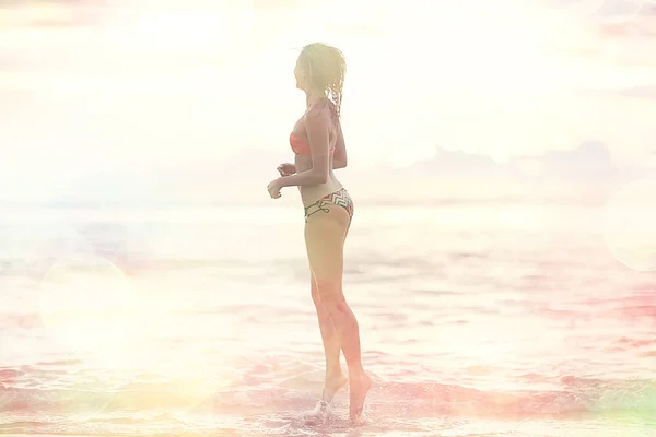 Jovem Feliz Está Divertindo Pulando Praia Conceito Liberdade Férias Verão — Fotografia de Stock