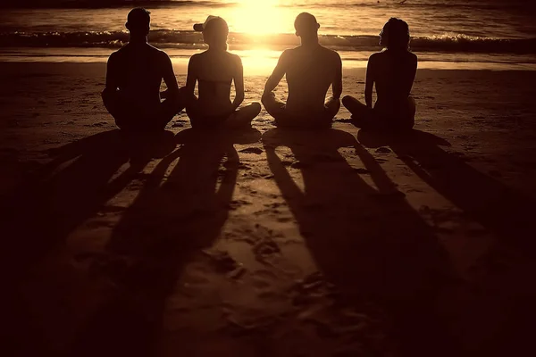 Gruppe Von Freunden Sonnt Sich Strand Glückliche Menschen Entspannen Sich — Stockfoto