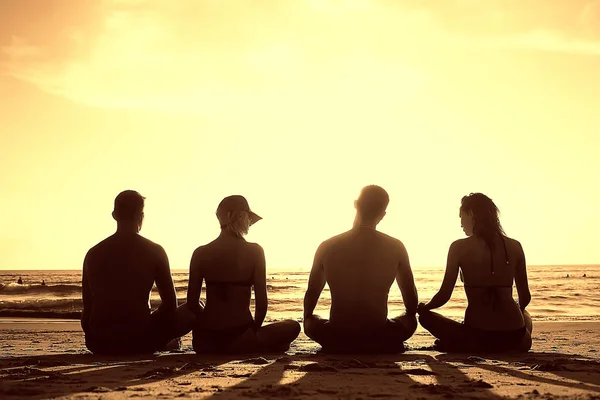 Grupo Amigos Tomando Sol Playa Gente Feliz Relajándose Junto Mar —  Fotos de Stock
