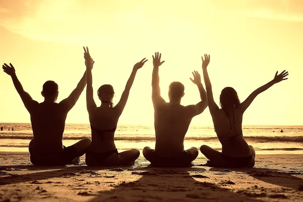 Grupo Amigos Tomando Sol Playa Gente Feliz Relajándose Junto Mar — Foto de Stock