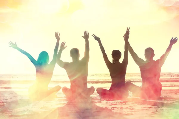 Группа Друзей Загорает Пляже Счастливые Люди Отдыхают Моря — стоковое фото