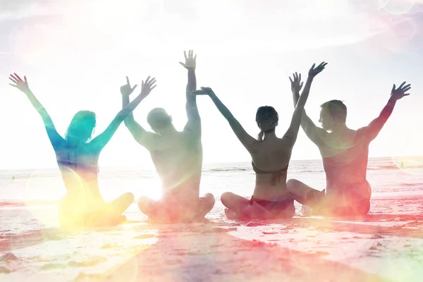 Группа Друзей Загорает Пляже Счастливые Люди Отдыхают Моря — стоковое фото