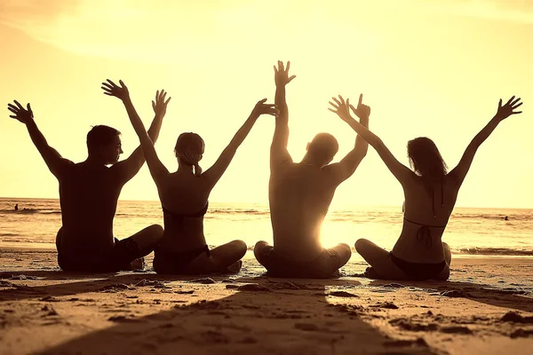 Grupa Przyjaciół Opalając Się Plaży Szczęśliwych Ludzi Relaks Nad Morzem — Zdjęcie stockowe