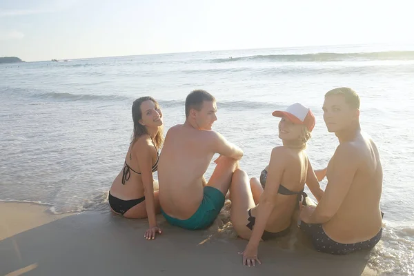Grupo Amigos Banhos Sol Praia Pessoas Felizes Relaxando Junto Mar — Fotografia de Stock