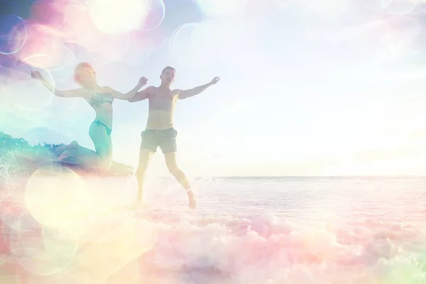 Lycklig Kärlek Par Hoppning Havets Vågor Sport Aktivitet Sommarlov — Stockfoto