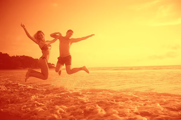 Feliz Pareja Amor Saltando Las Olas Del Mar Actividad Deportiva —  Fotos de Stock
