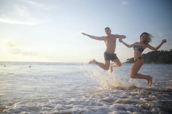 Silhouette Atleti Che Saltano Spiaggia Tramonto Riposo Sano Attività Sportiva — Foto Stock