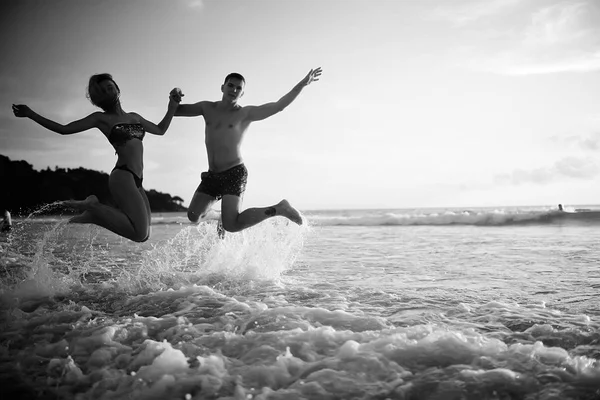 Ευτυχισμένη Αγάπη Ζευγάρι Άλμα Στα Κύματα Της Θάλασσας Αθλητική Δραστηριότητα — Φωτογραφία Αρχείου