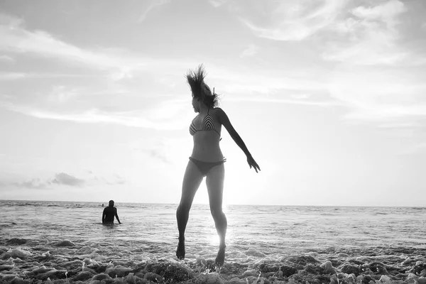 Feliz Joven Mujer Divierte Saltando Playa Concepto Libertad Vacaciones Verano —  Fotos de Stock