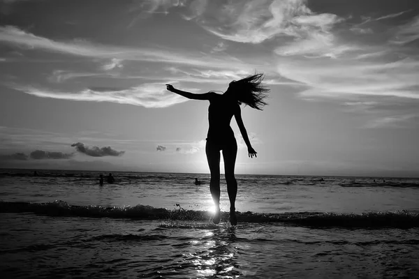 Feliz Joven Mujer Divierte Saltando Playa Concepto Libertad Vacaciones Verano —  Fotos de Stock