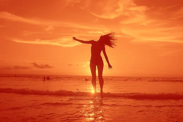 Feliz Joven Mujer Divierte Saltando Playa Concepto Libertad Vacaciones Verano —  Fotos de Stock