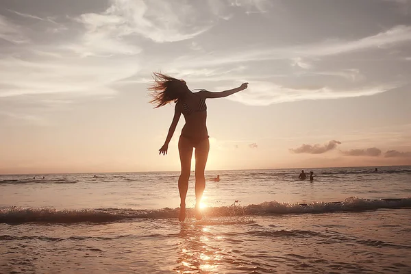 Glückliche Junge Frau Hat Spaß Und Springt Strand Konzept Der — Stockfoto