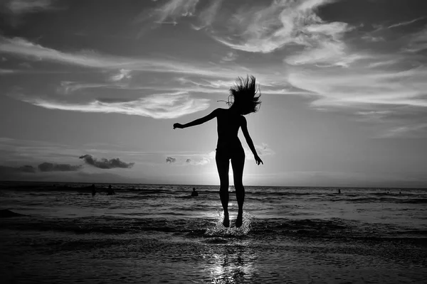 Feliz Joven Mujer Divierte Saltando Playa Concepto Libertad Vacaciones Verano —  Fotos de Stock