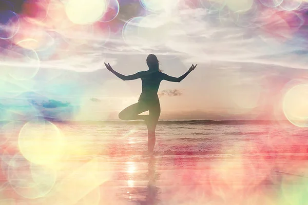 Meditazione Yoga Sulla Spiaggia Giovane Donna Che Yoga Sulla Riva — Foto Stock