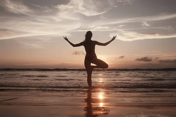 Meditazione Yoga Sulla Spiaggia Giovane Donna Che Yoga Sulla Riva — Foto Stock
