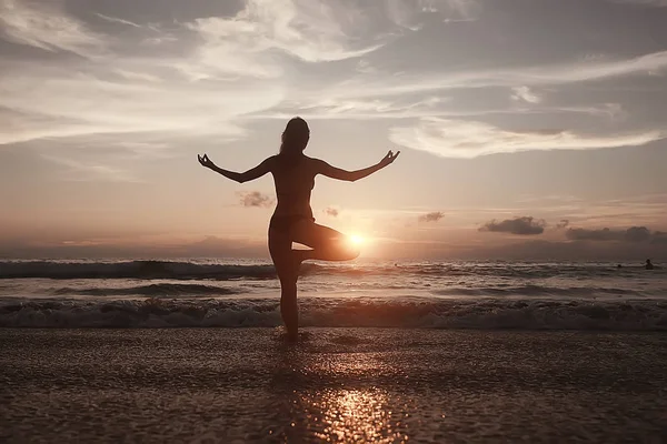 Meditation Yoga Beach Young Woman Doing Yoga Sea Shore — 图库照片