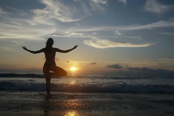 Διαλογισμός Και Γιόγκα Στην Παραλία Νεαρή Γυναίκα Κάνει Γιόγκα Στην — Φωτογραφία Αρχείου