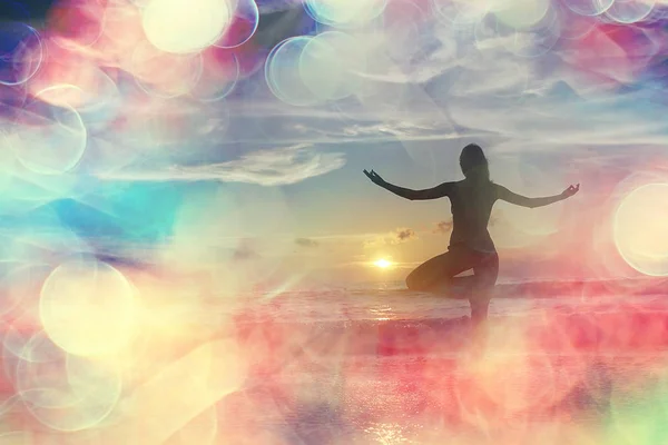 Meditación Yoga Playa Mujer Joven Haciendo Yoga Orilla Del Mar — Foto de Stock