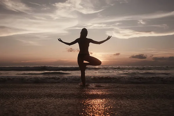 Meditación Yoga Playa Mujer Joven Haciendo Yoga Orilla Del Mar —  Fotos de Stock