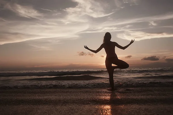 Meditation Yoga Beach Young Woman Doing Yoga Sea Shore — 图库照片