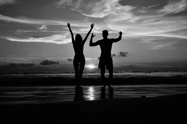 Silhouettes Young Happy Lovers Sandy Beach Sunset View Медовый Месяц — стоковое фото