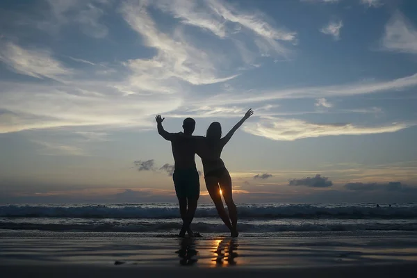 Силуети Молодих Щасливих Коханців Піщаному Пляжі Вид Захід Сонця Медовий — стокове фото