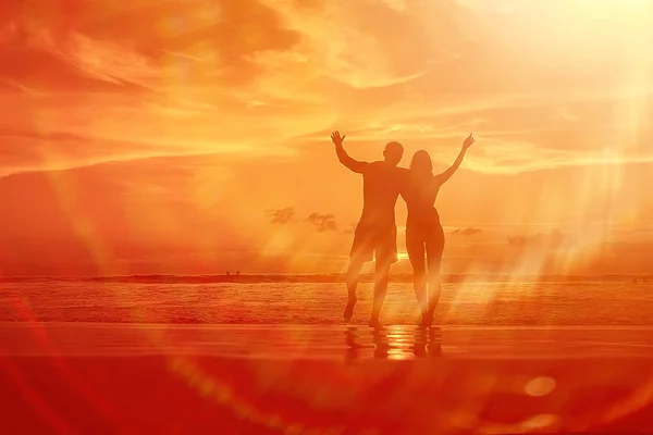 Silhouettes Young Happy Lovers Sandy Beach Sunset View Медовый Месяц — стоковое фото