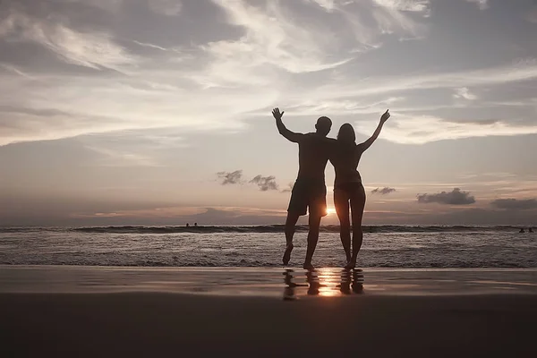 Silhouettes Jeunes Amoureux Heureux Plage Sable Vue Sur Coucher Soleil — Photo