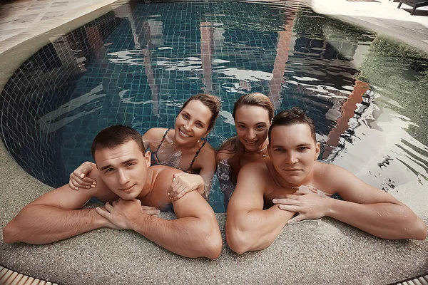 Amigos Felizes Divertindo Piscina Verão Hotel — Fotografia de Stock