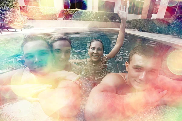 Amigos Felizes Divertindo Piscina Verão Hotel — Fotografia de Stock